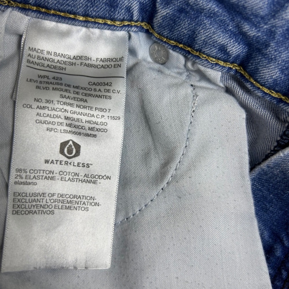 Signature Levi Strauss Womens Mid Rise Distressed Denim Shorts Light Wash Size12 - Picture 11 of 12